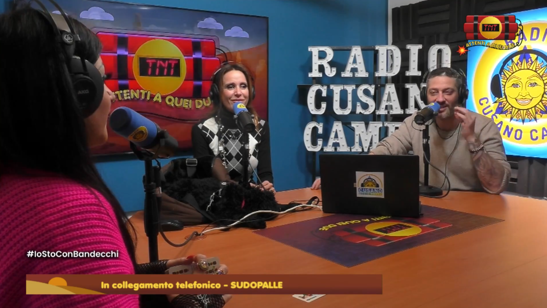 Carica il video: Ascolta l&#39;intervista di Charlotte su Radio Tavassi, dove esplora la spiritualità e l&#39;arte della lettura delle carte.